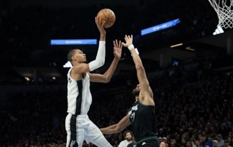 比肩四大传奇中锋，文班39分15板5帽成为NBA季后赛历史第五人